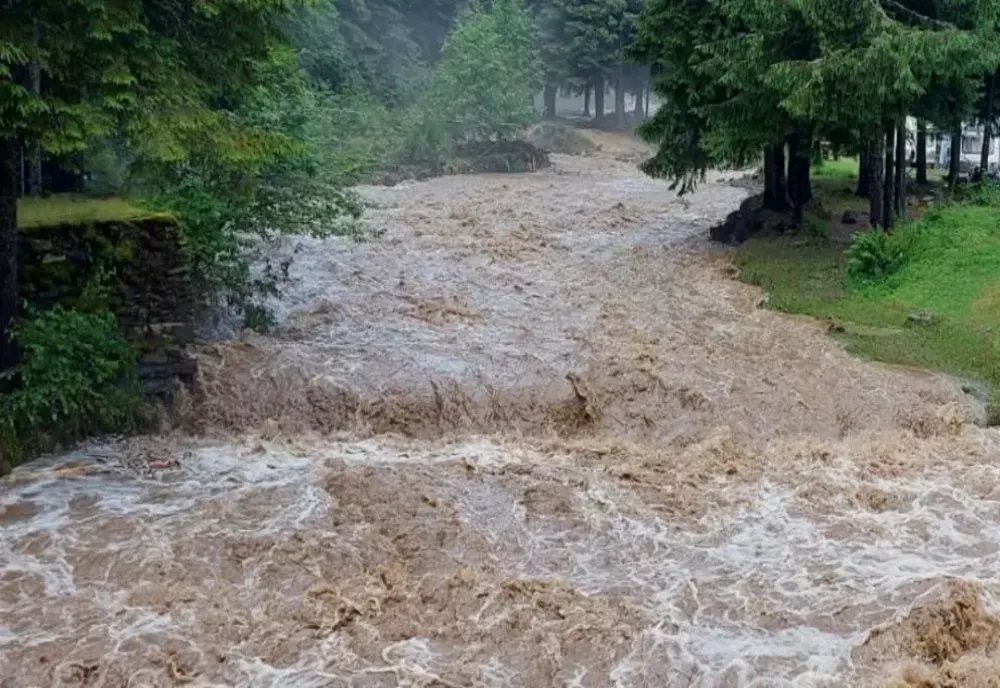 ȘEDINȚĂ DE URGENȚĂ LA MINISTERUL MEDIULUI, DIN CAUZA VREMII EXTREME: ”MONITORIZĂM CU ATENȚIE ZONELE VIZATE DE AVERTIZĂRILE HIDROMETEOROLOGICE”