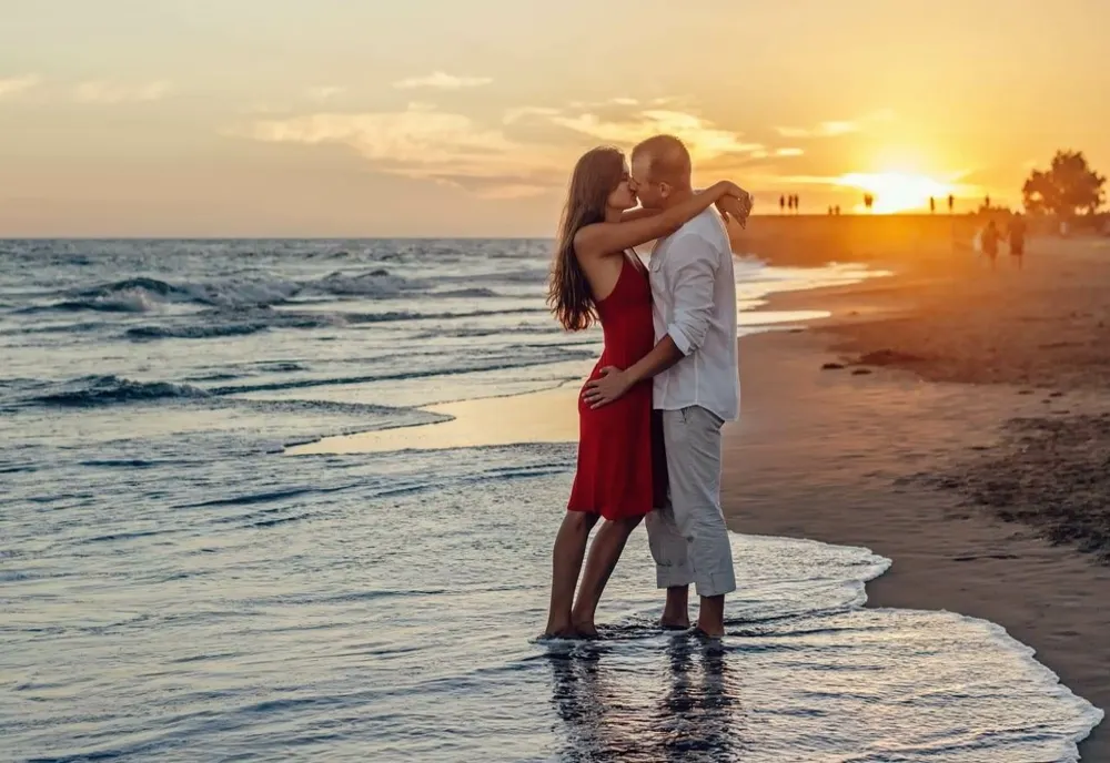 Sporește aroma pasiunii într-o seară romantică! – Ce parfumuri de lux cresc atractivitatea în cuplu?