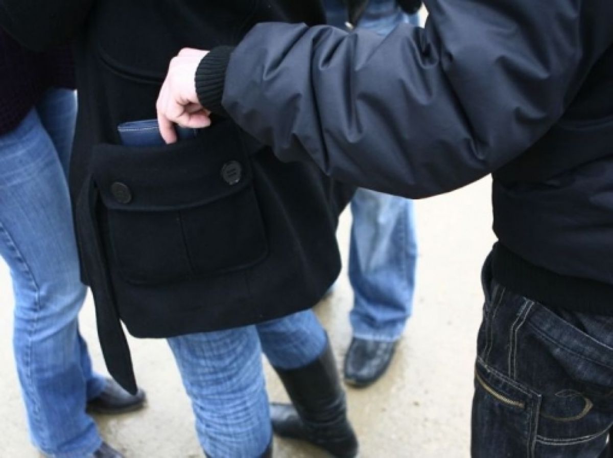 1-politist-sub-acoperire-a-urmarit-si-retinut-un-hot-de-buzunare