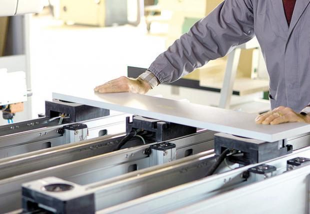 fabrica-mobila-muncitor