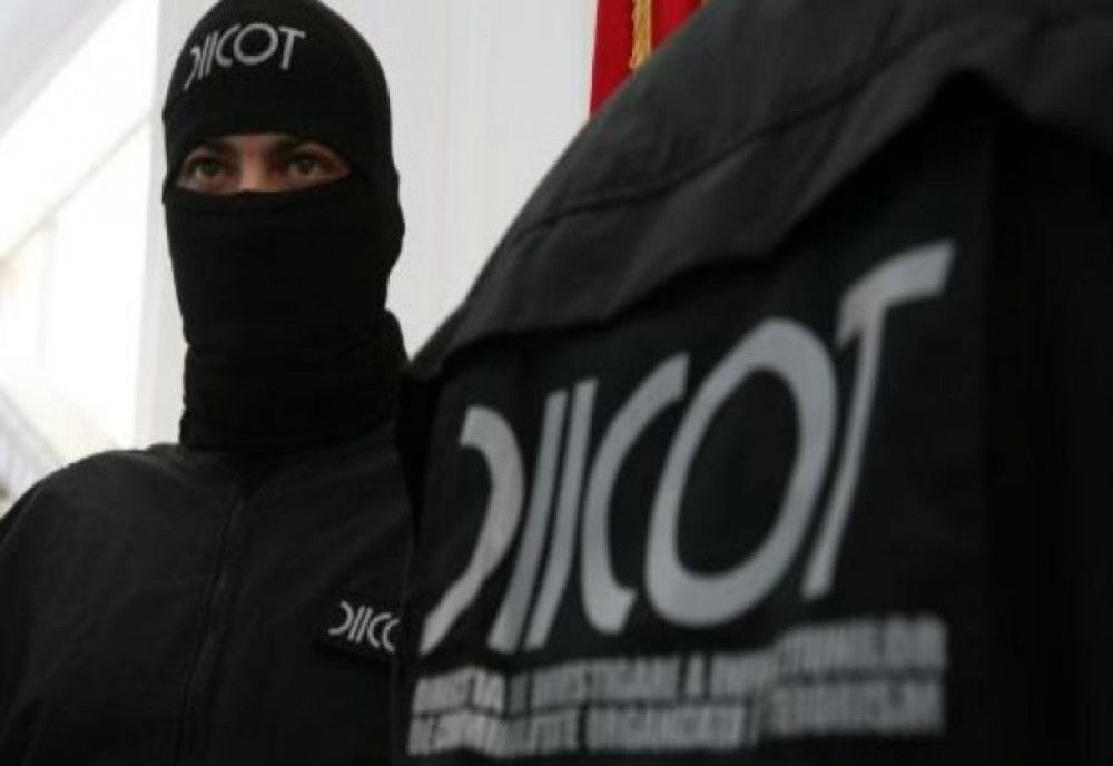  Clan important în mediile interlope, destructurat de DIICOT. 10 persoane reținute și 40.000 de euro, un pistol și săbii, confiscate 