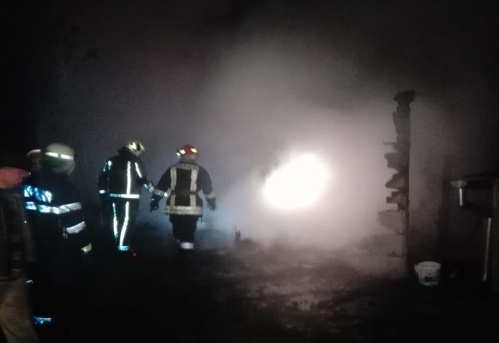 Intervenție pentru stingerea unui incendiu produs la o gospodărie din Felcheriu, jud Bihor