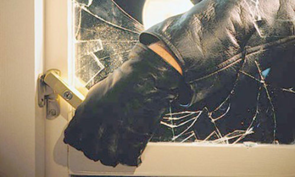 Un bărbat bănuit de repetate furturi din locuințe sau autoturisme și de distrugere prin incendiere, reținut de polițiștii din Tileagd