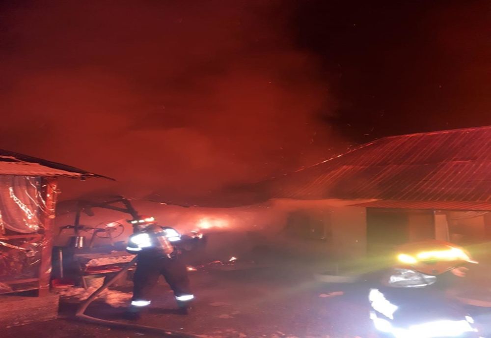 Incendiu produs la o gospodărie din localitatea Subpiatră, comuna Țețchea