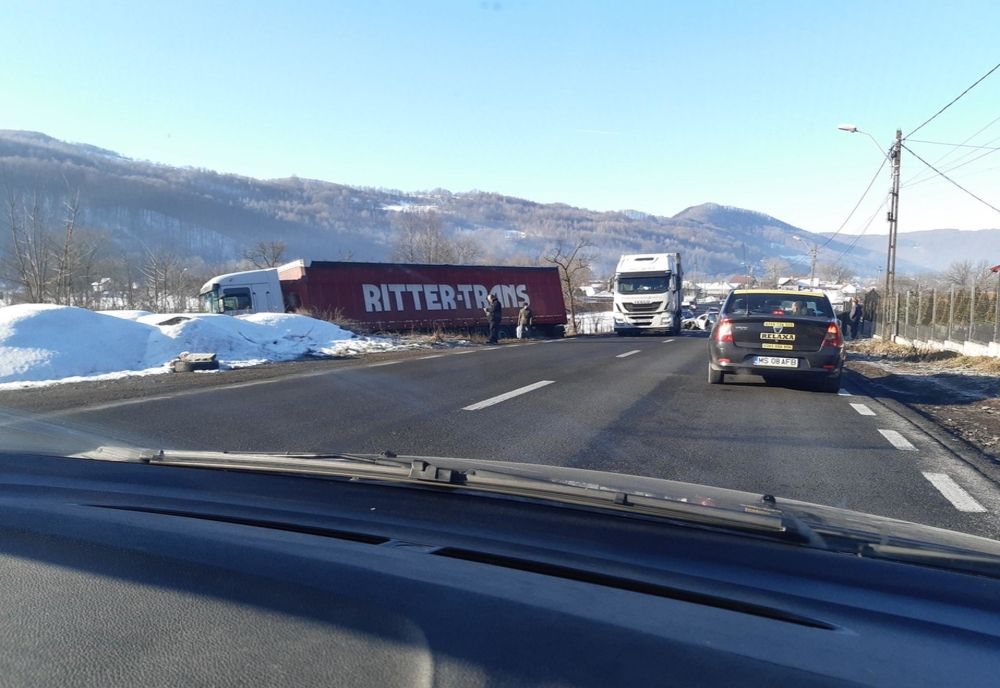 Grav accident între Cluj şi Oradea: un autotren a ajuns în sunt după impactul cu o maşină (FOTO)