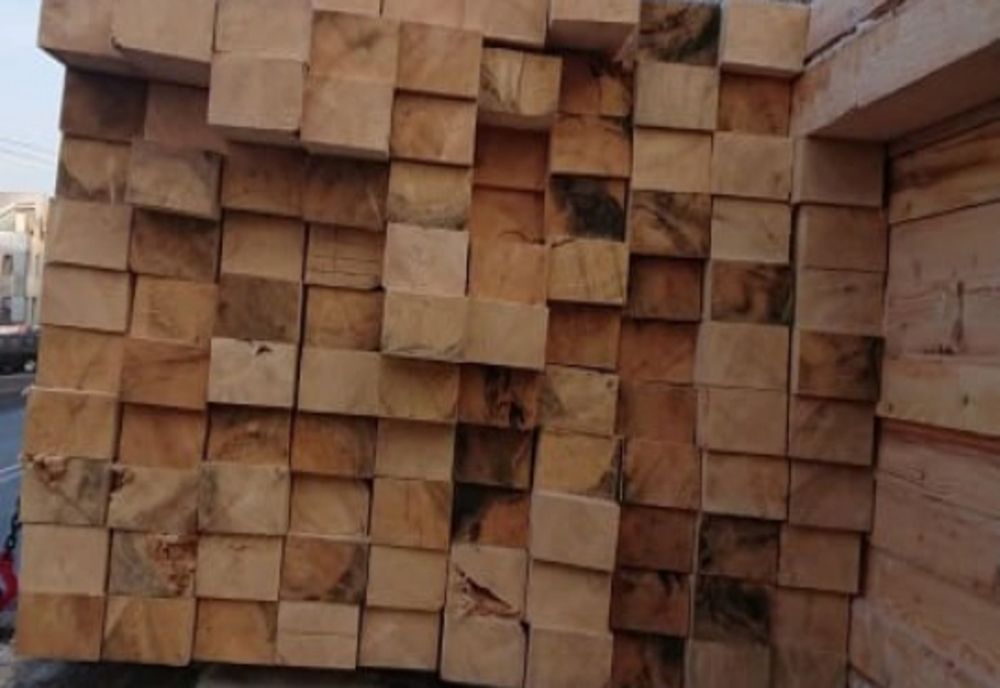 Peste 14 metri cubi de cherestea de molid și lemne de foc fără documente legale, confiscate de polițiștii bihoreni