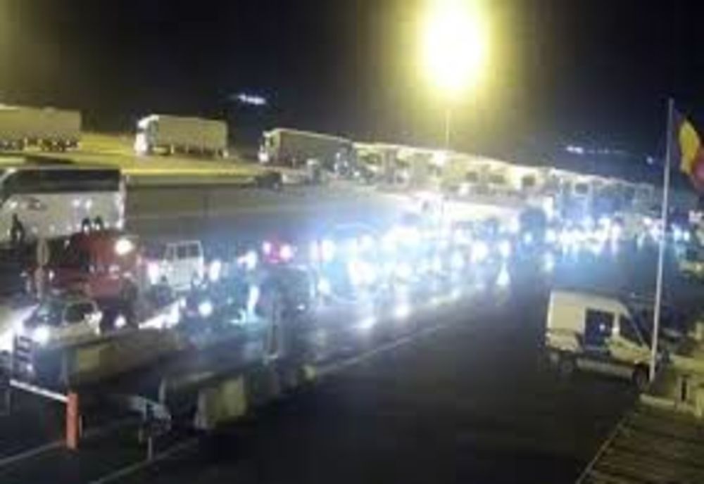 Cozi uriașe la Vama Nădlac! Românii vin acasă, din Italia, ”să moară în țara lor”