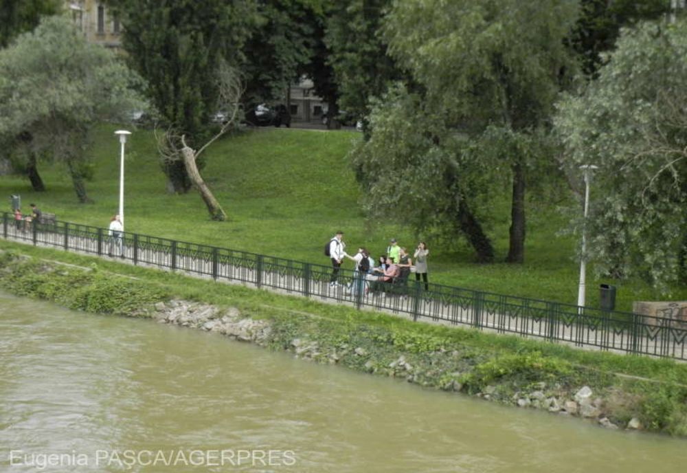 Un grup de adolescenţi orădeni strâng gunoaiele din parcuri, după Evaluarea Naţională