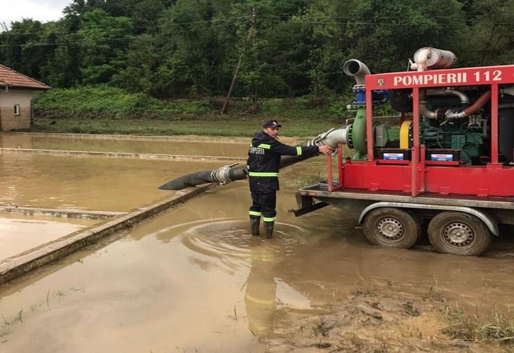 Peste 80 de misiuni de evacuare a apei în 15 ore
