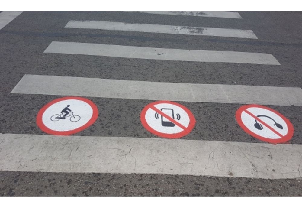 FOTO | Trecerile de pietoni din Oradea vor avea pictograme cu avertismente