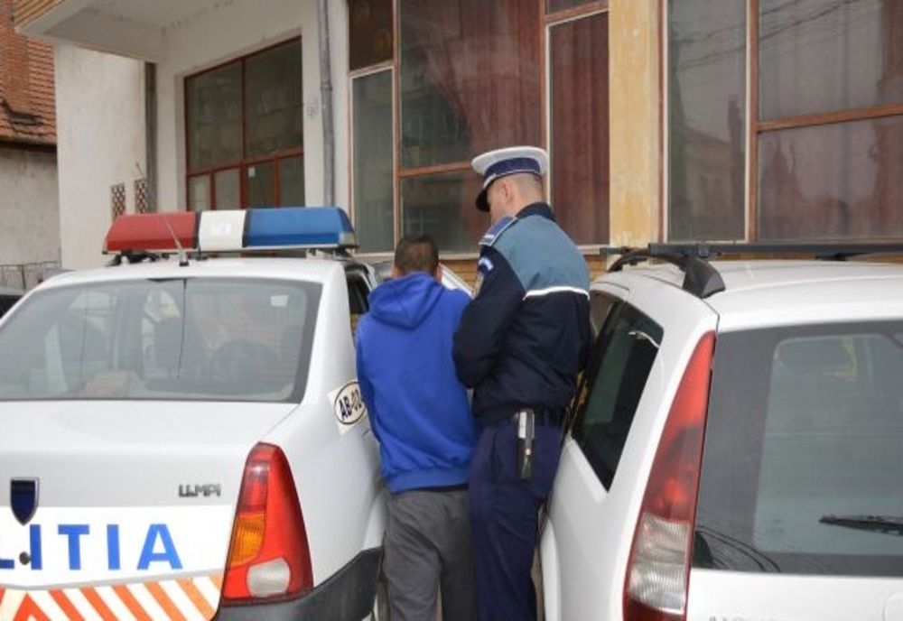 TINCA: bărbat prins în flagrant de poliţişti în timp ce fura de la o tânără un portmoneu cu bani şi acte