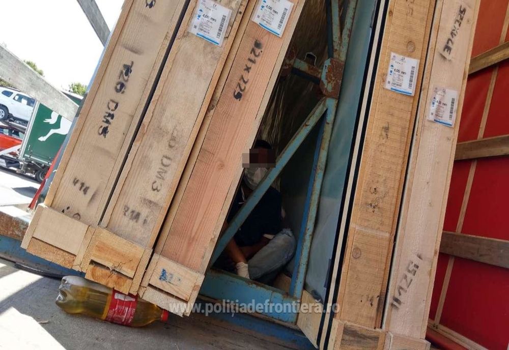 VIDEO: Cinci bărbați din Bangladesh, ascunși într-un TIR, depistați în Vama Borș