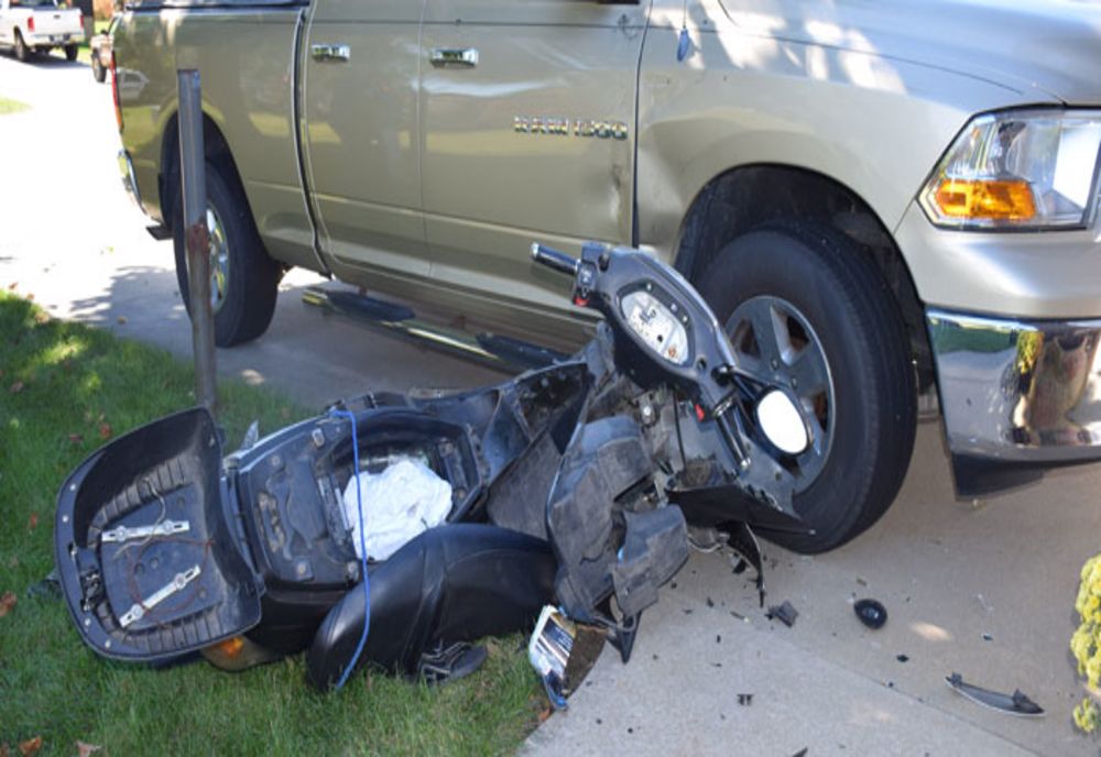 Tânără de 23 de ani aflată pe un moped, lovită de maşină