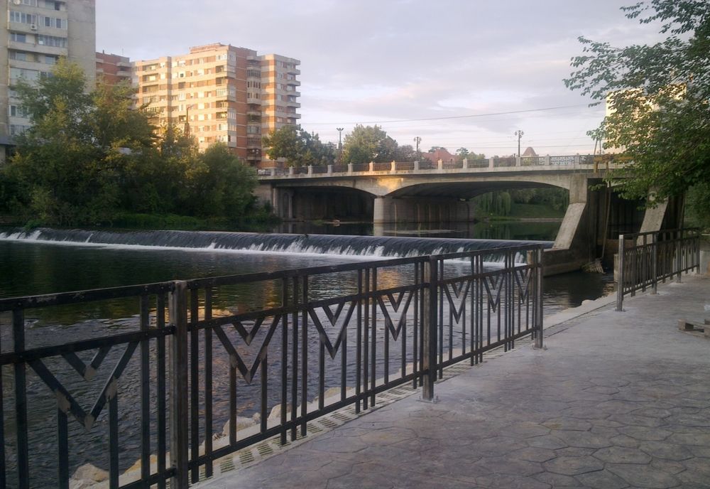 Trupul neînsuflețit al unui bărbat, găsit plutind lângă Podul Dacia din Oradea