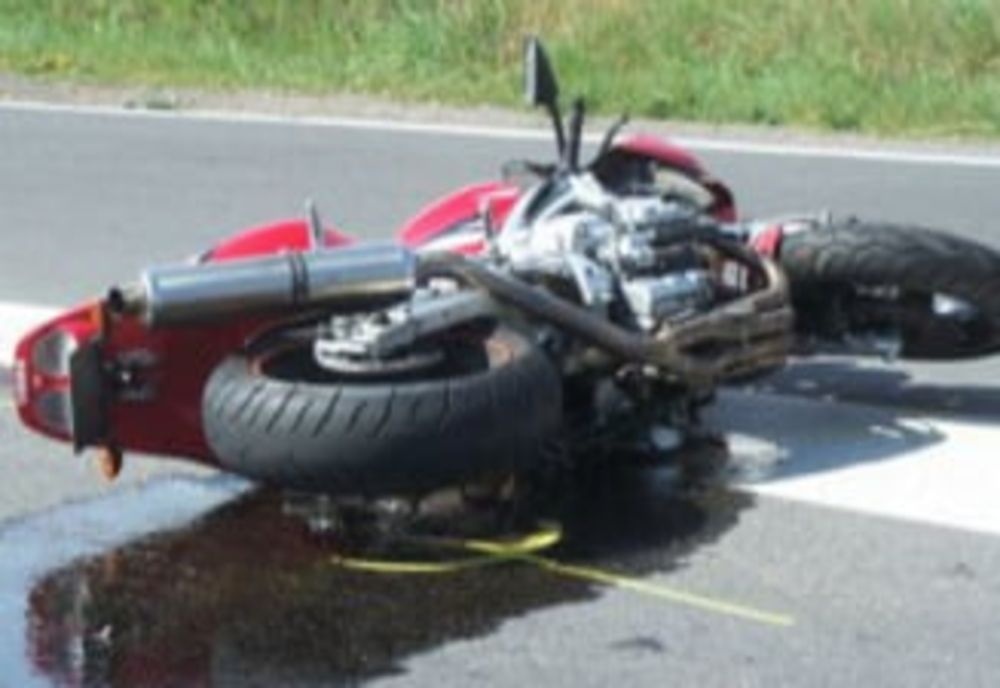 Motociclist rănit de un şofer care a depăşit neregulamentar