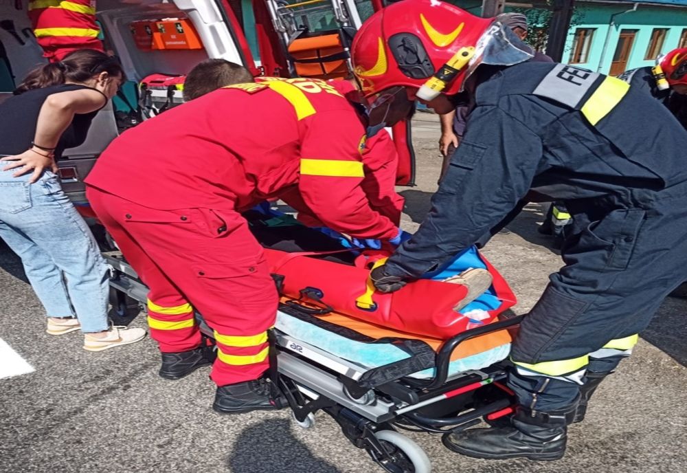 Accident pe un drum comunal din Bihor! Doi adulţi şi patru copii au fost răniţi