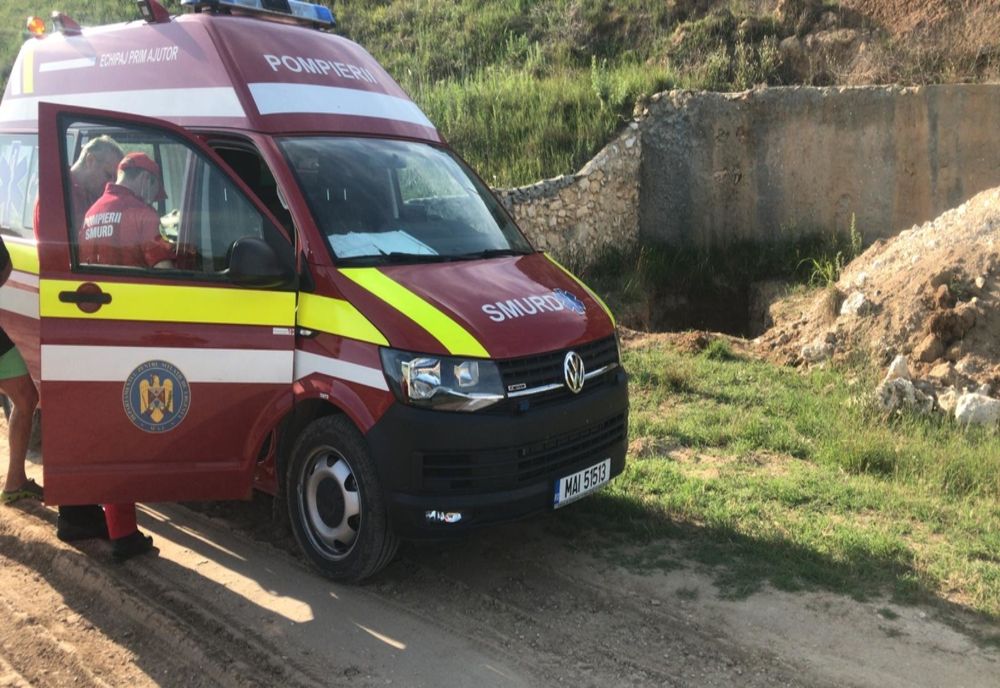 Trei persoane rănite după ce s-au răsturnat cu maşina pe un drum comunal din Bihor