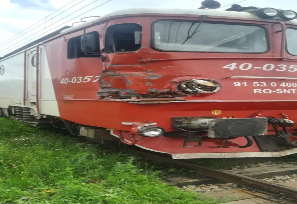 Accident feroviar în Negreni! Un tren a lovit un container care s-a desprins de pe un TIR