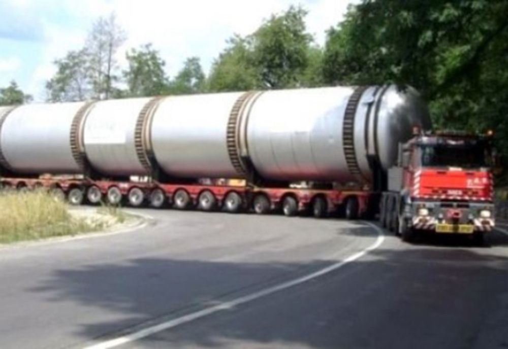 Transport agabaritic, cu o confecție metalică, pe șoseaua Cluj – Oradea