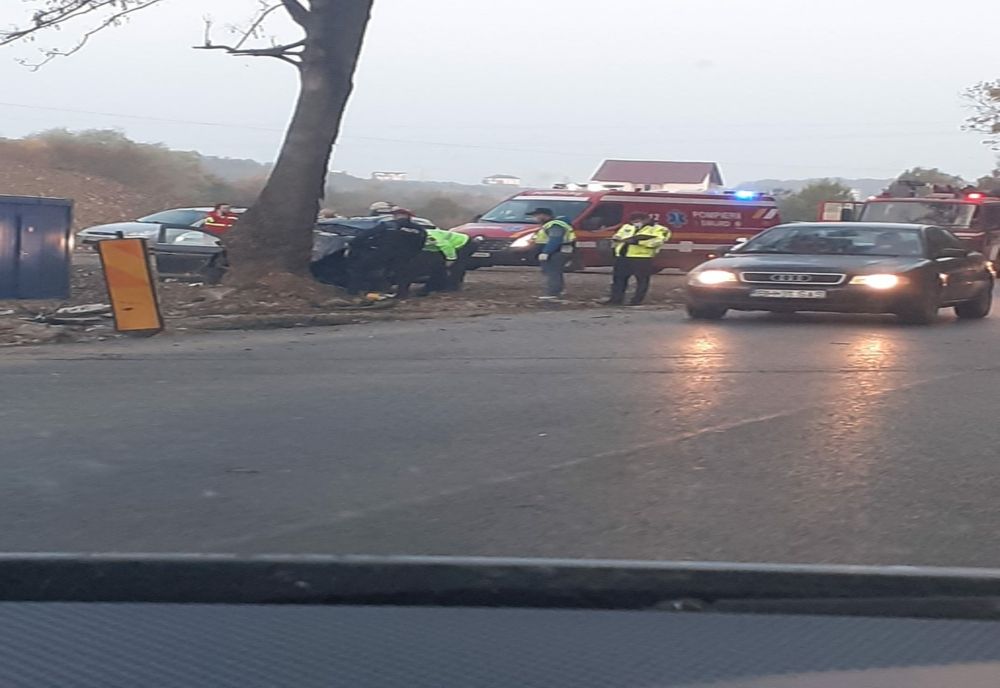 FOTO | Accident mortal în Bihor! Un şofer a murit după ce s-a izbit cu maşina de un copac