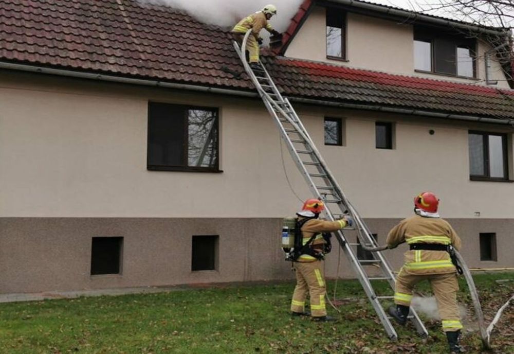 FOTO | Incendiu la o casă din localitatea Peștere! Flăcările au distrus o parte din acoperiş