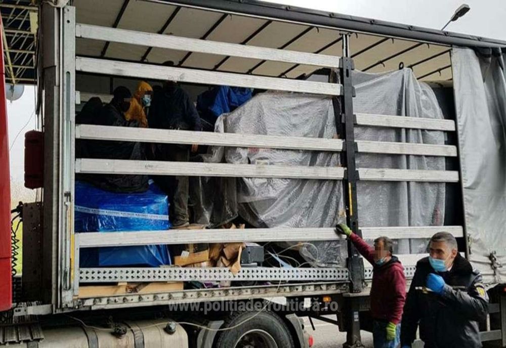 13 cetăţeni din Irak, Siria și Palestina, depistaţi ascunşi într-un camion încărcat cu utilaje industriale