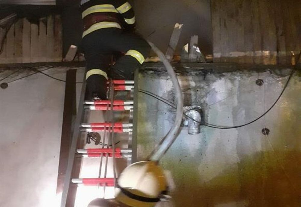 FOTO | Incendiu la o casă din Oradea! Au intervenit 14 pompieri cu trei autospeciale