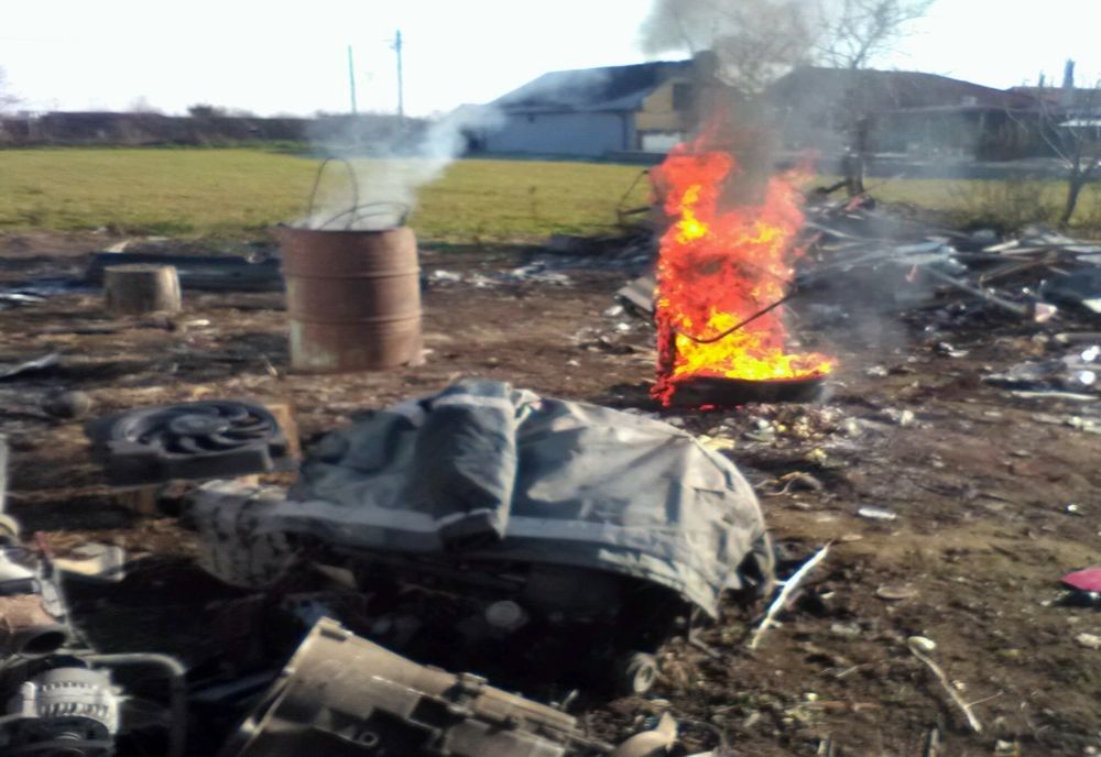 Bărbat din Nojorid, amendat de Garda de Mediu! Avea acasă un atelier clandestin de dezmembrări auto