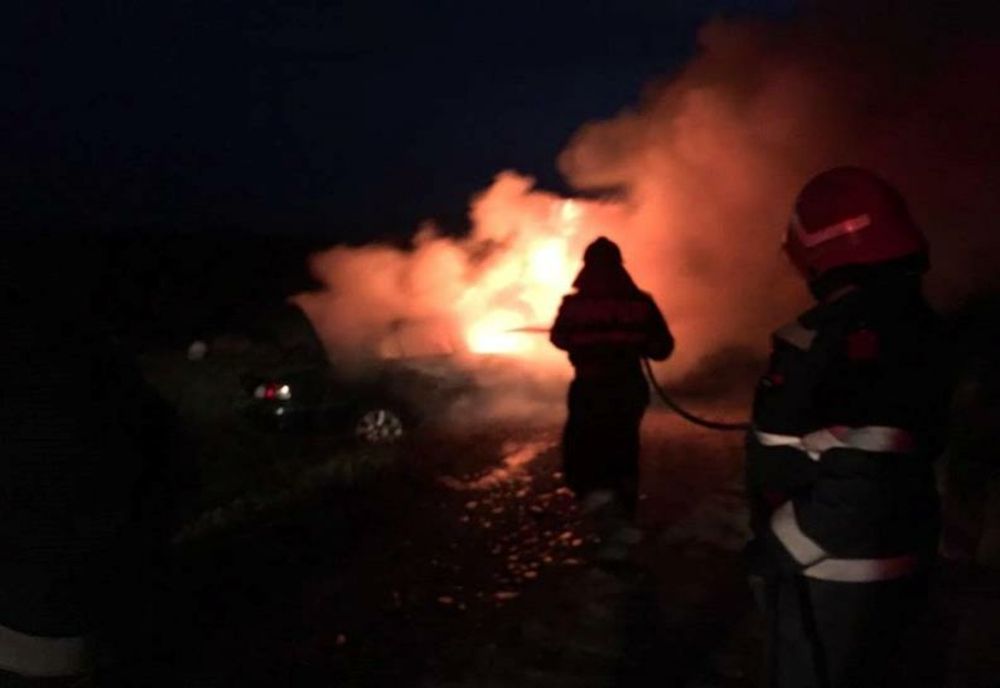 FOTO | Incendiu izbucnit la un autoturism aflat în mers pe raza localității Poiana