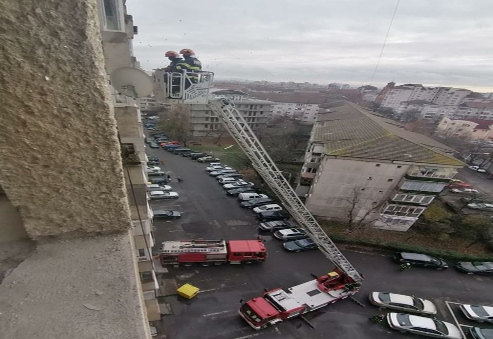 FOTO | Incendiu în Oradea la un bloc cu 11 etaje! Au intervenit 16 pompieri