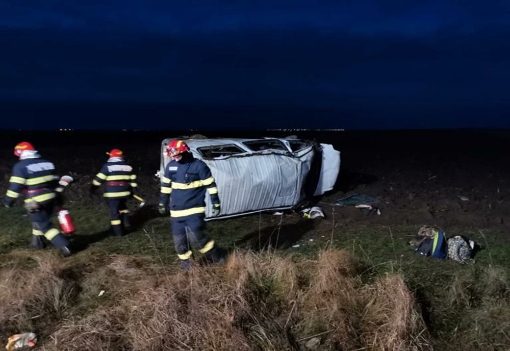 FOTO | Un microbuz în care se aflau şase persoane s-a răsturnat în Satu Nou! Trei victime au ajuns la spital