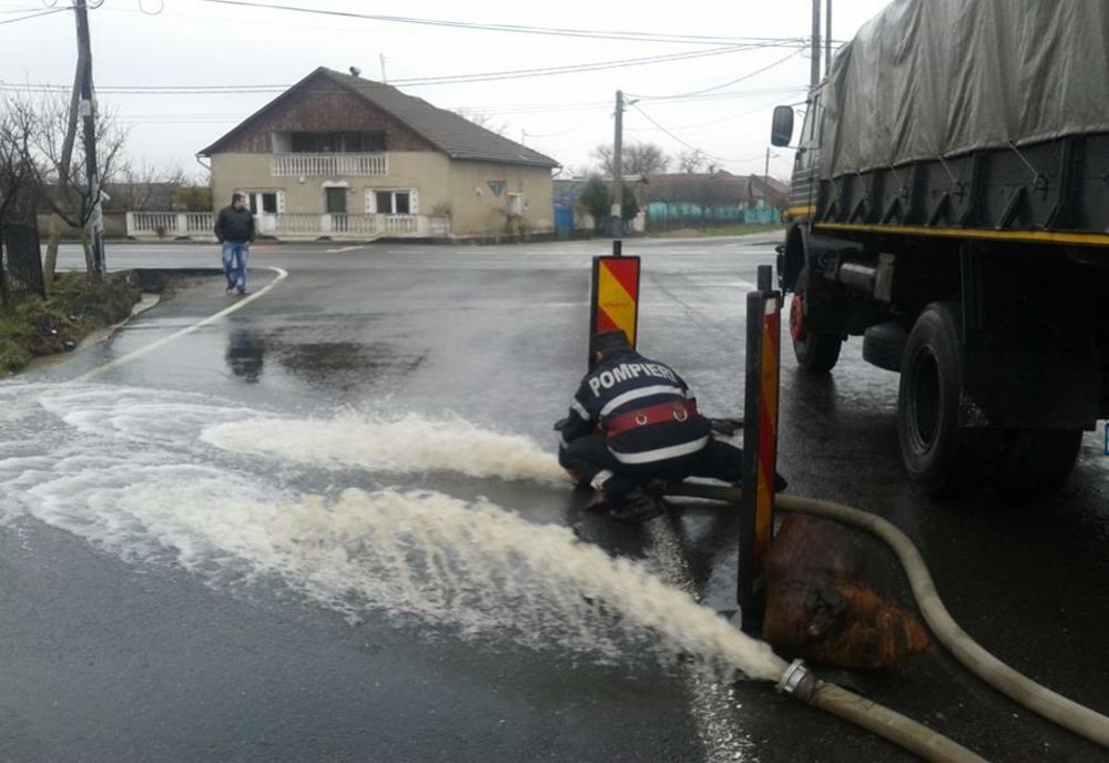 FOTO | Intervenţii ale pompierilor bihoreni în mai multe zone inundate