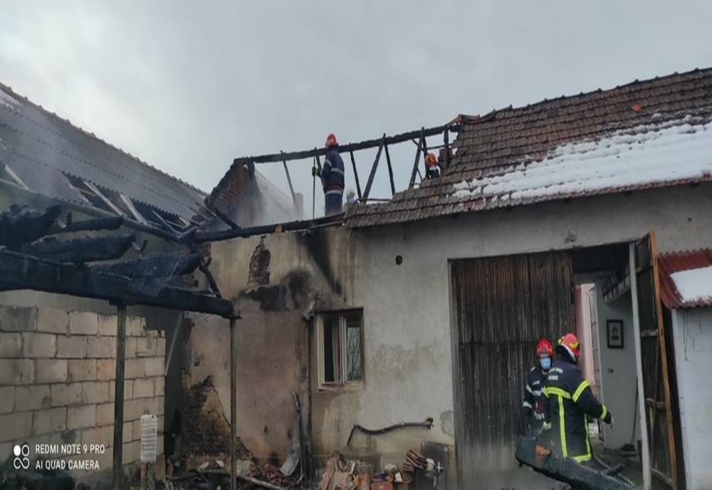 FOTO | Incendiu la o gospodărie din Lazuri de Beiuș! A intervenit un pompier aflat în timpul liber
