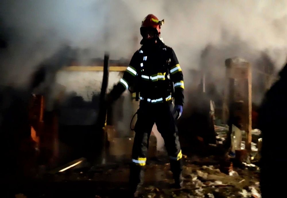 Șase incendii din patru localități, stinse de pompierii bihoreni, în weekend! Un bătrân de aproape 80 de ani a fost rănit