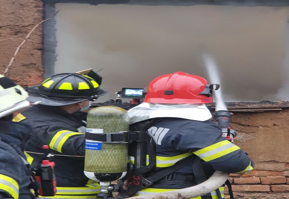 FOTO | Incendiu în Galoșpetreu! Au intervenit pompierii cu două autospeciale