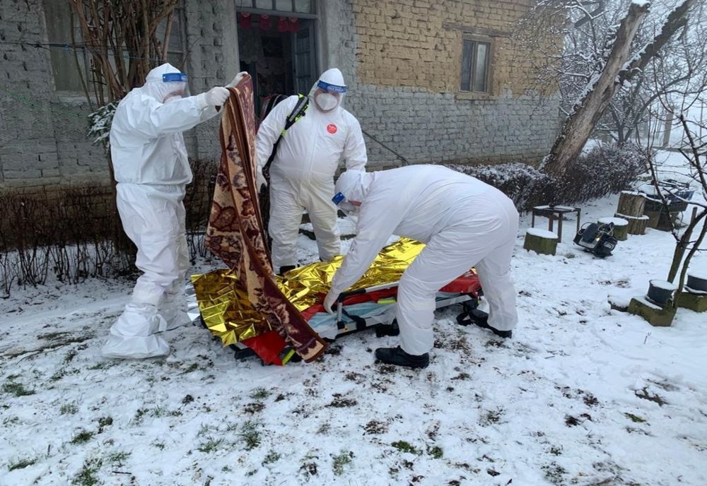 FOTO | Femeie aflată în carantină, salvată de pompierii bihoreni! O vecină a văzut-o pe geam când s-a prăbuşit pe podea