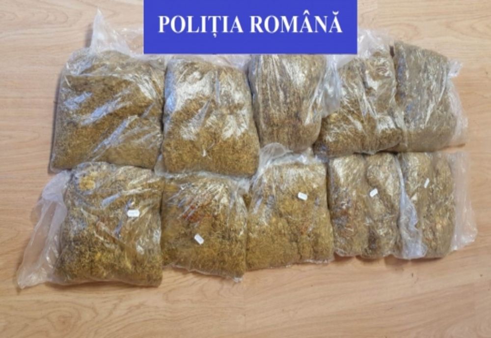 Bihorean, prins cu câteva kilograme de tutun fără documente legale, în mașină