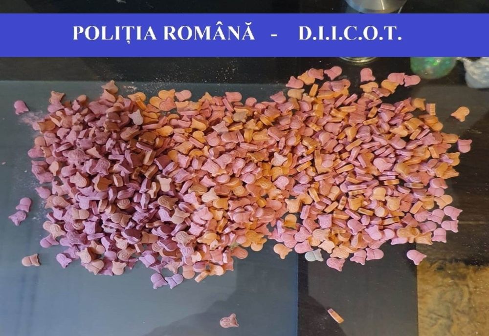 FOTO | Peste 1200 de pastile de ecstasy confiscate de poliţiştii din Oradea! Doi tineri au fost arestaţi pentru trafic de droguri