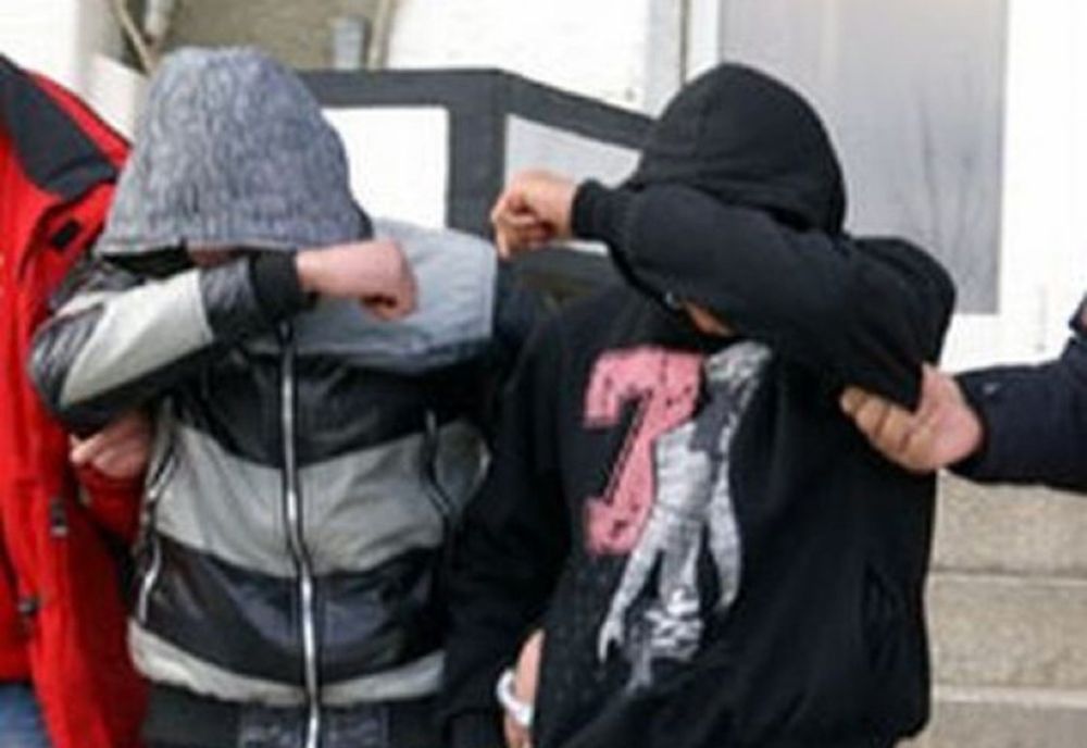 Doi bărbați care au tâlhărit un orădean, într-o scară de bloc, au fost arestaţi