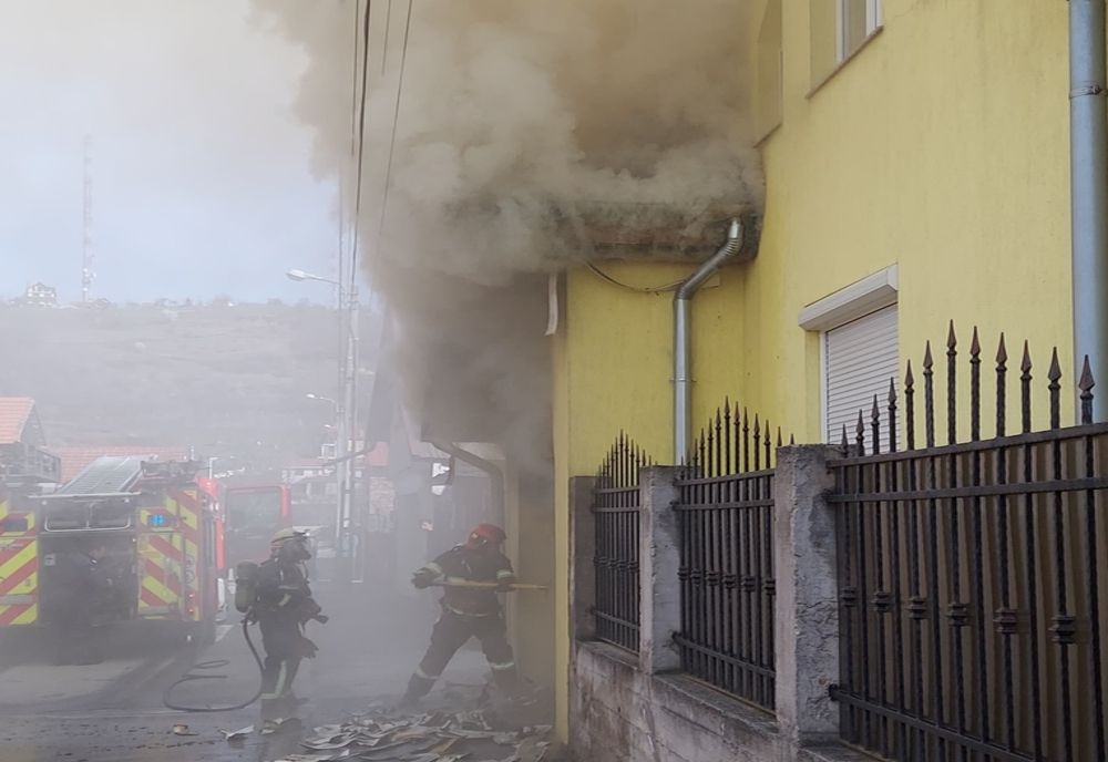 Garaj cuprins de flăcări, în Oradea! Ce a provocat incediul