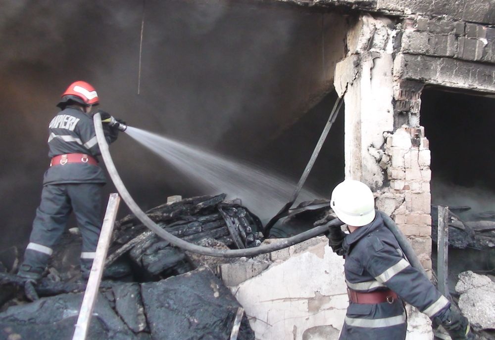 Hală de depozitare a lemnului din Lugașu de Jos, afectată de un incendiu