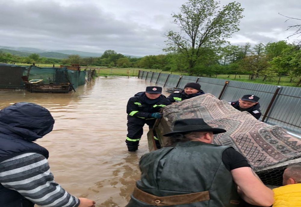 FOTO | Zeci de pompieri intervin în două localităţi din Bihor! Viitura a afectat aproape 20 de gospodării