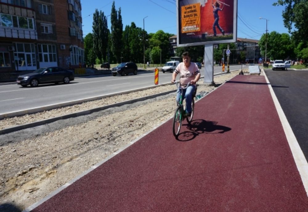 Pistă de biciclete din asfalt roșu pe coridorul Nufărul – Cantemir
