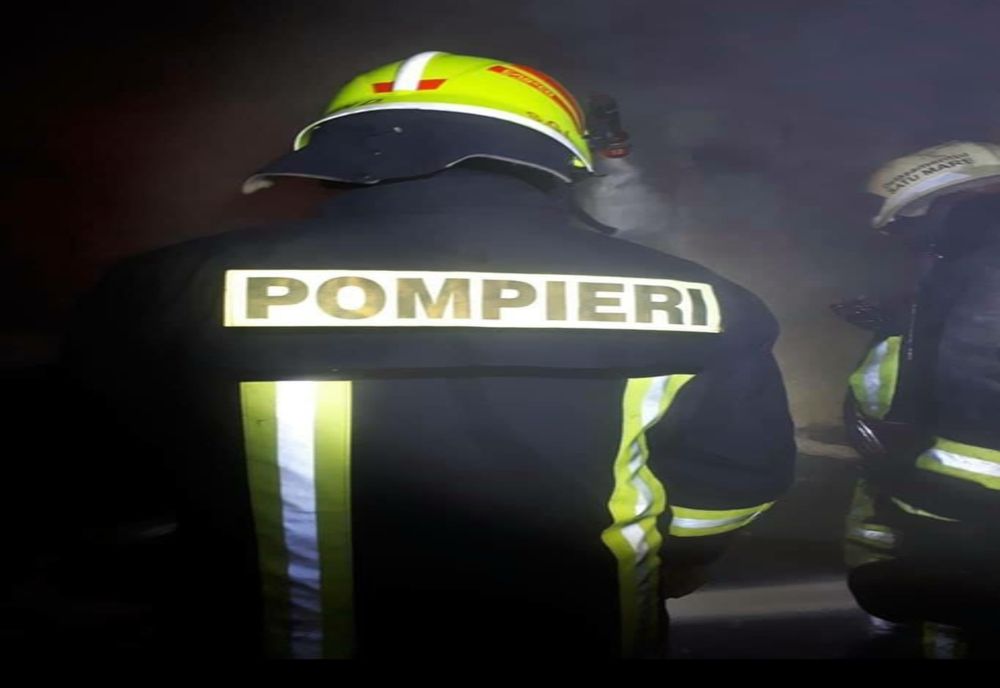 Acoperișul unei anexe dintr-o gospodărie din Lugașu de Jos, afectat de un incendiu