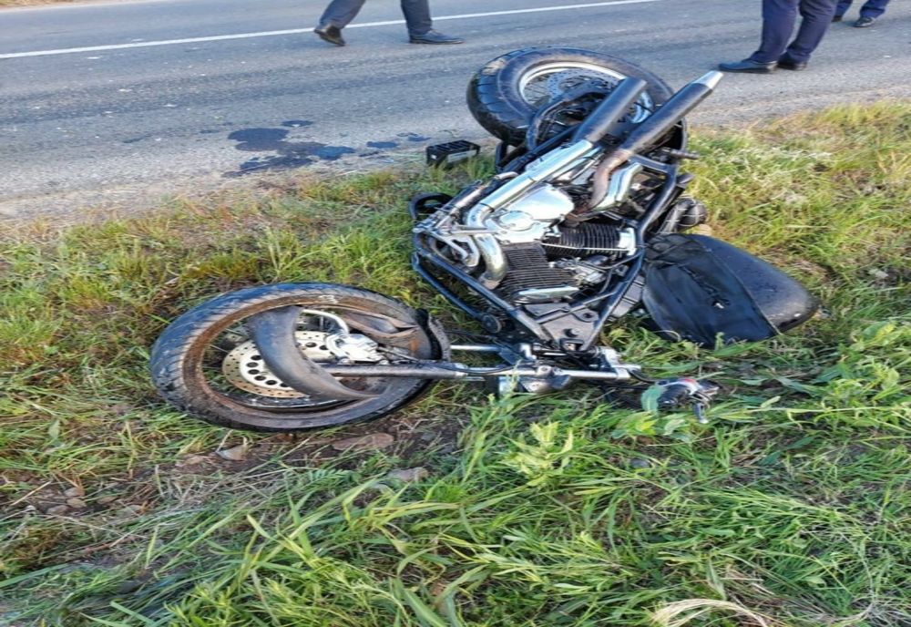 Motociclist cu permisul anulat, rănit după ce a fost proiectat cu capul în gardul unei case