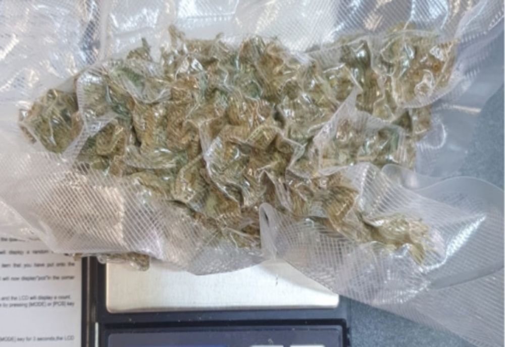 Patru bihoreni prinşi când încercau să vândă 350 de grame de cannabis într-o parcare din Oradea