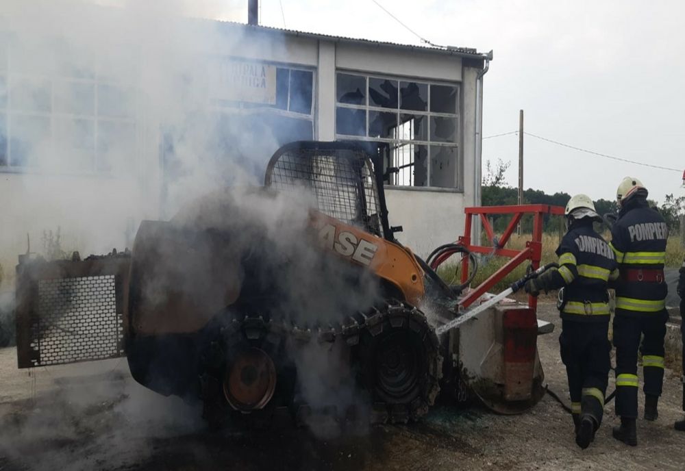 FOTO | Utilaj în flăcări, pe raza localității Oșorhei