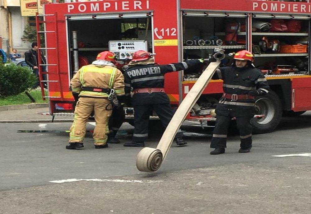 Incendii la o sală de jocuri de noroc din Oradea și la două terenuri virane din Biharia și Girișu de Criș