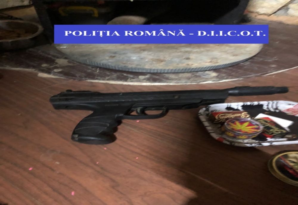 30 de percheziţii în Satu Mare şi Bihor la traficanţi de droguri! 10 persoane au fost duse la audieri (FOTO/VIDEO)