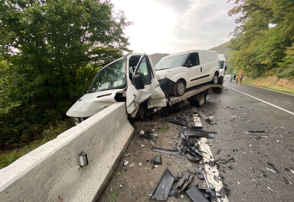 Accident teribil în judeţul Cluj! Trei persoane din Oradea şi Târgu Mureş au fost rănite (FOTO)